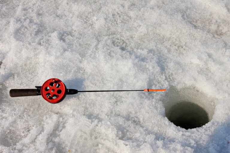 Province requiring ice fishing huts off lakes by March 31st